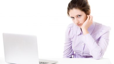 chica sentada en frente de una computadora